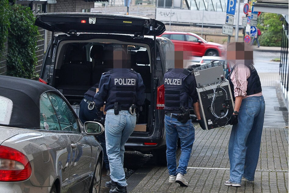 Ermittler durchsuchten die Wohnung des Mitarbeiters (55) und beschlagnahmten die 3D-Drucker sowie mehrere Waffen.