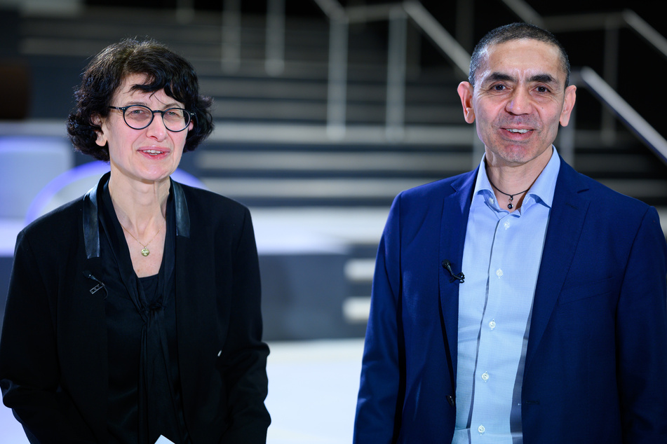 Özlem Türeci (54, l.) und Uğur Şahin (56) heirateten 2002. 2008 gründeten sie Biontech. Mit dem Unternehmen bringen sie Studien an der neuen mRNA-Technologie voran, um die Behandlung von Krebs zu revolutionieren.