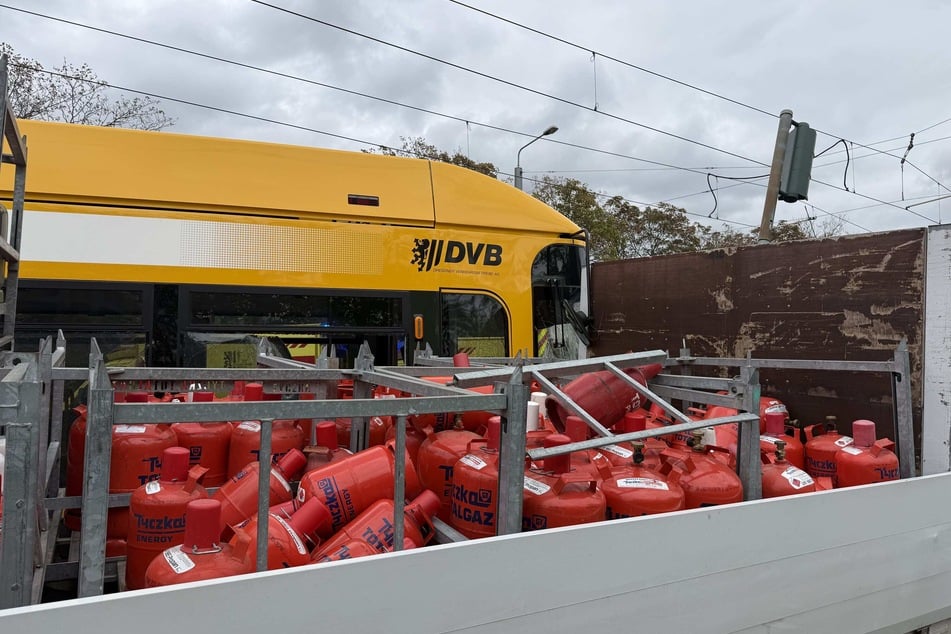 Auf der Ladefläche des Lkw befanden sich dutzende Gasflaschen.
