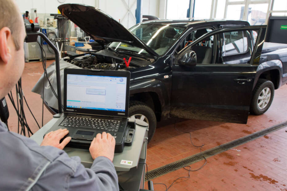 Ein Kfz-Meister lädt ein Softwareupdate. (Symbolbild)