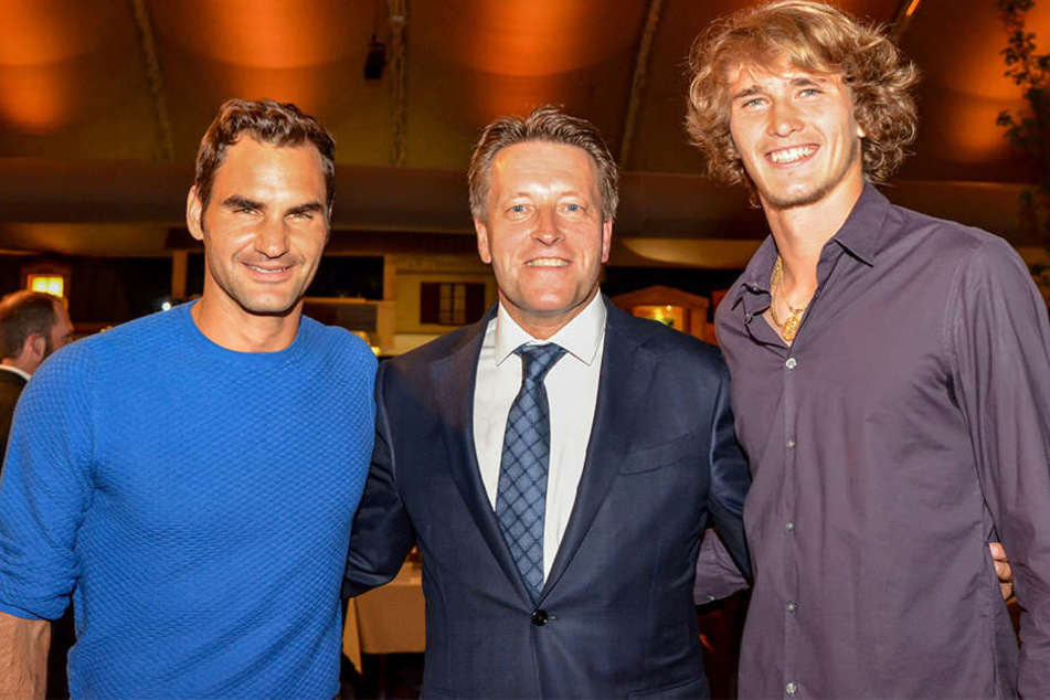 Entspannter Bühnenmoment bei der Gerry Weber Open Fashion Night vor dem Traumfinale im Gerry Weber Stadion (von links): Roger Federer, Turnierdirektor Ralf Weber und Alexander Zverev.