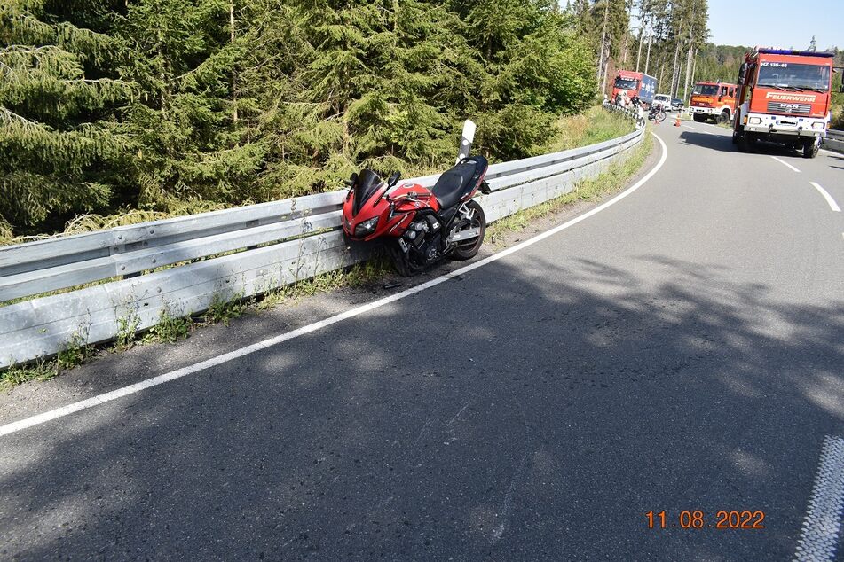 Die Yamaha krachte gegen die rechte Leitplanke der B81.