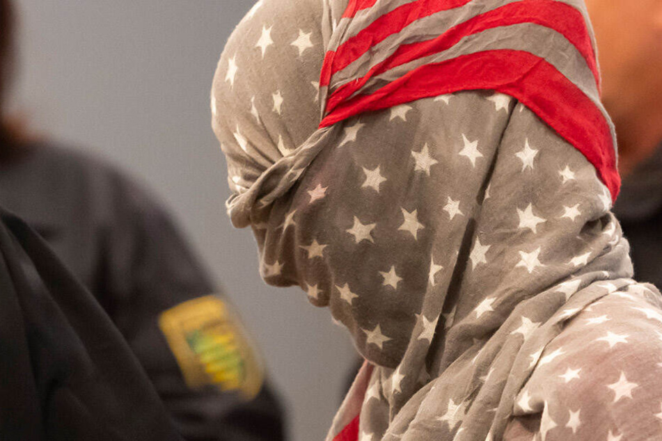 Fatema A. (37) verdeckte zum Prozessauftakt vor den Fotografen ihr Gesicht. Im Prozess zeigt sie den Richtern aber ihr Gesicht.