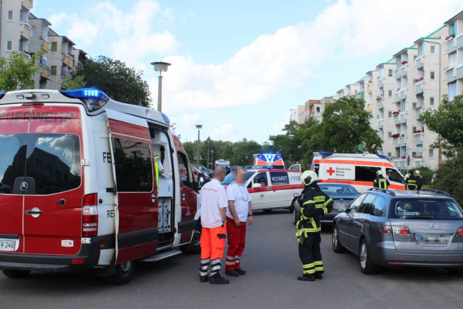 Zahlreiche Rettungswagen und ein Notarzt sind im Einsatz.