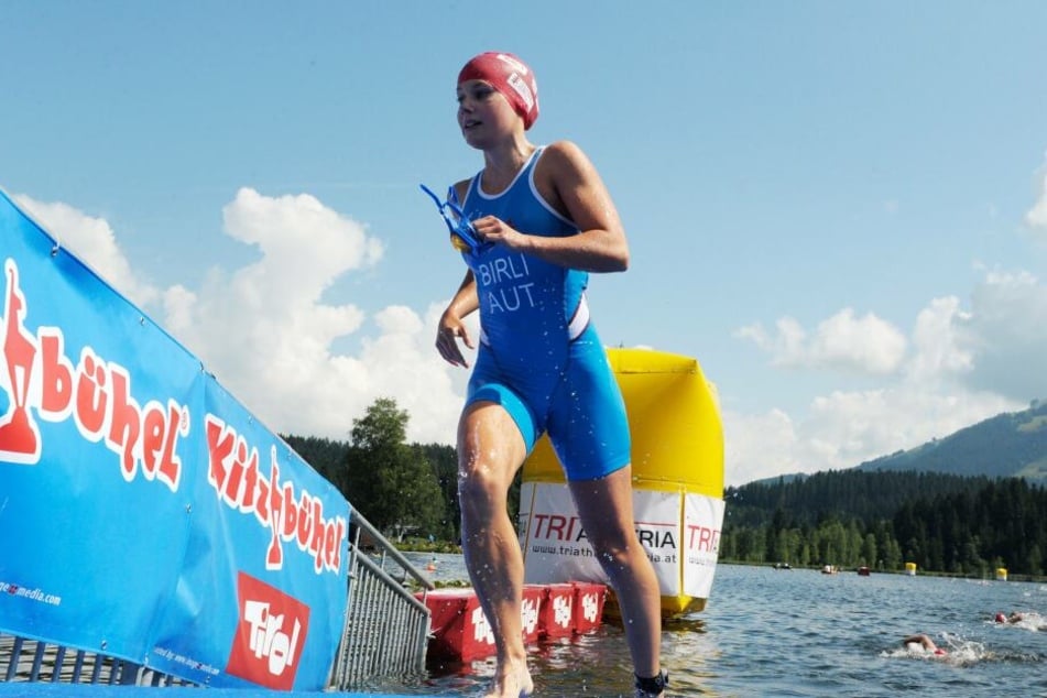 Nathalie Birli kommt während eines Triathlons in Kitzbühel 2013 aus dem Wasser. 