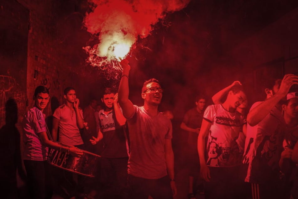Mitglieder der Muslimbruderschaft demonstrieren am 06.10.2015 in Kairo am zweiten Jahrestag von Zusammenstößen der Bruderschaft mit Sicherheitskräften.