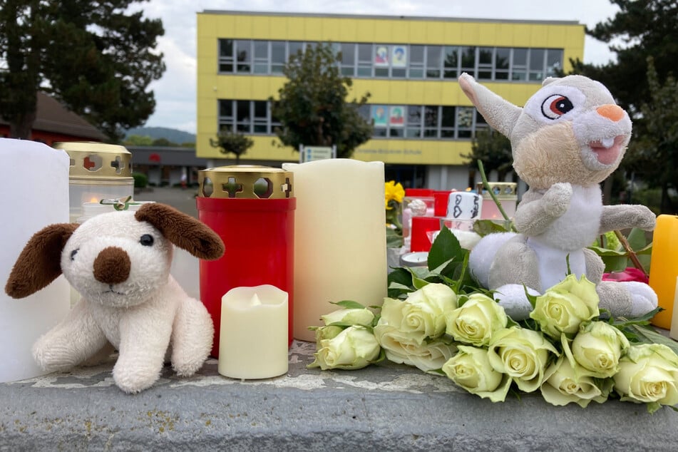 Vor der Schule des getöteten Mädchens wurden nach der Tat Kuscheltiere und Kerzen zum Gedenken an sie platziert.