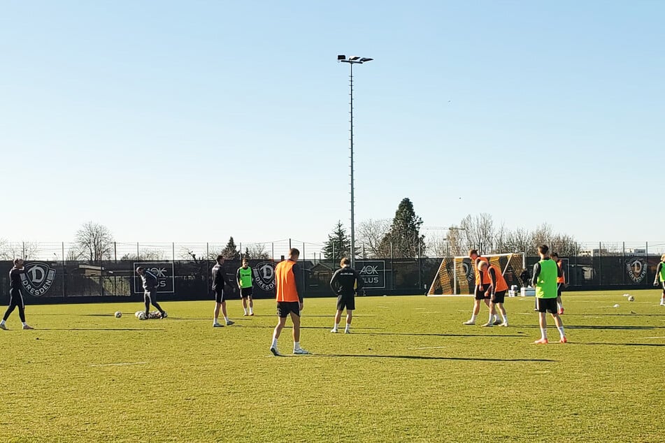 Bei herrlichem Frühlingswetter trainierten die Dresdner in der Walter-Fritzsch-Akademie, sechs Kicker fehlten aber.