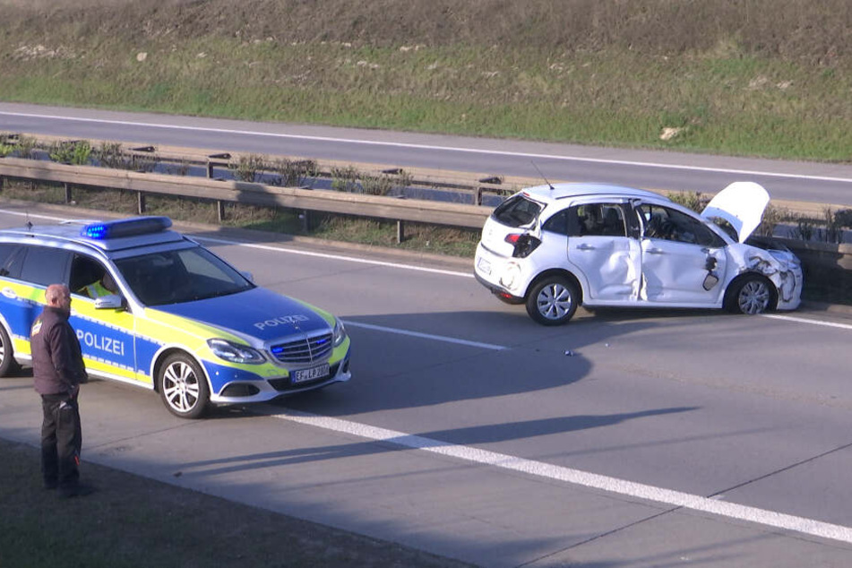 Das Auto krachte in die Leitplanke.