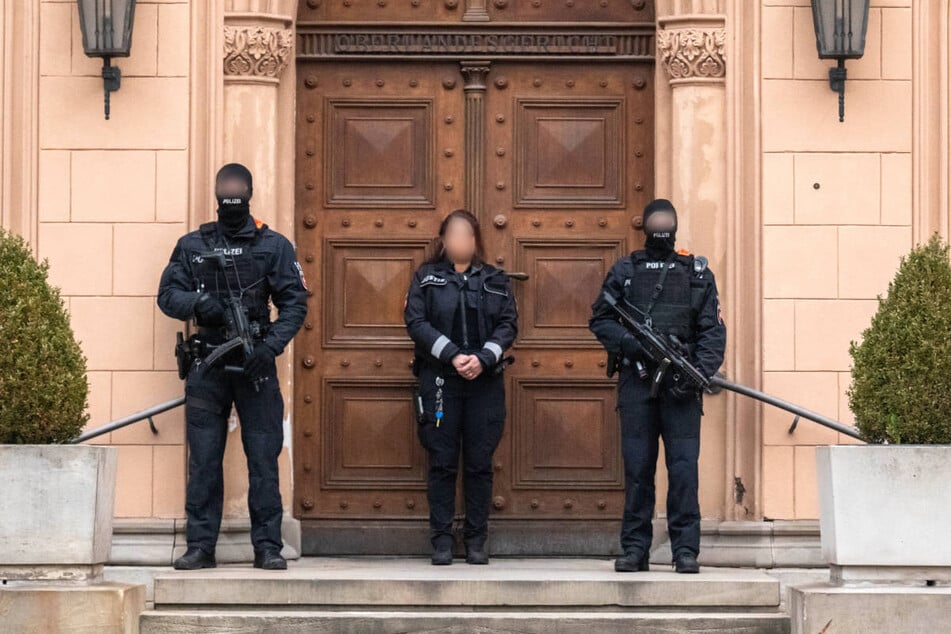 Schwer bewaffnete Polizisten haben am Dienstagmorgen das Gerichtsgebäude abgesichert.