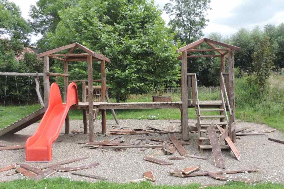 Dieser Holzspielplatz wurde sinnlos zerstört.