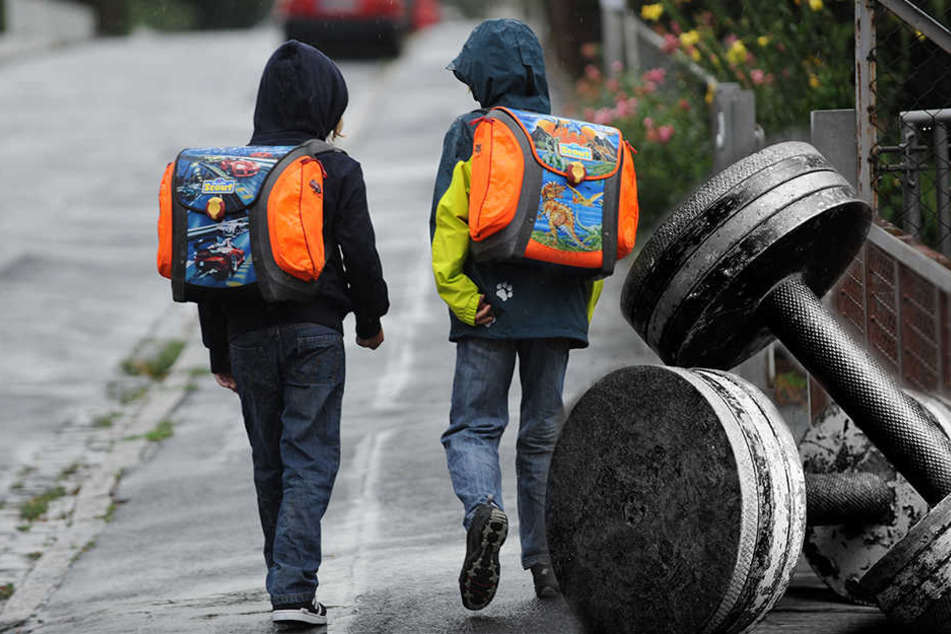 Die Jungen waren nur zwei Meter von dem schweren Wurfgeschoss entfernt. (Symbolbild)