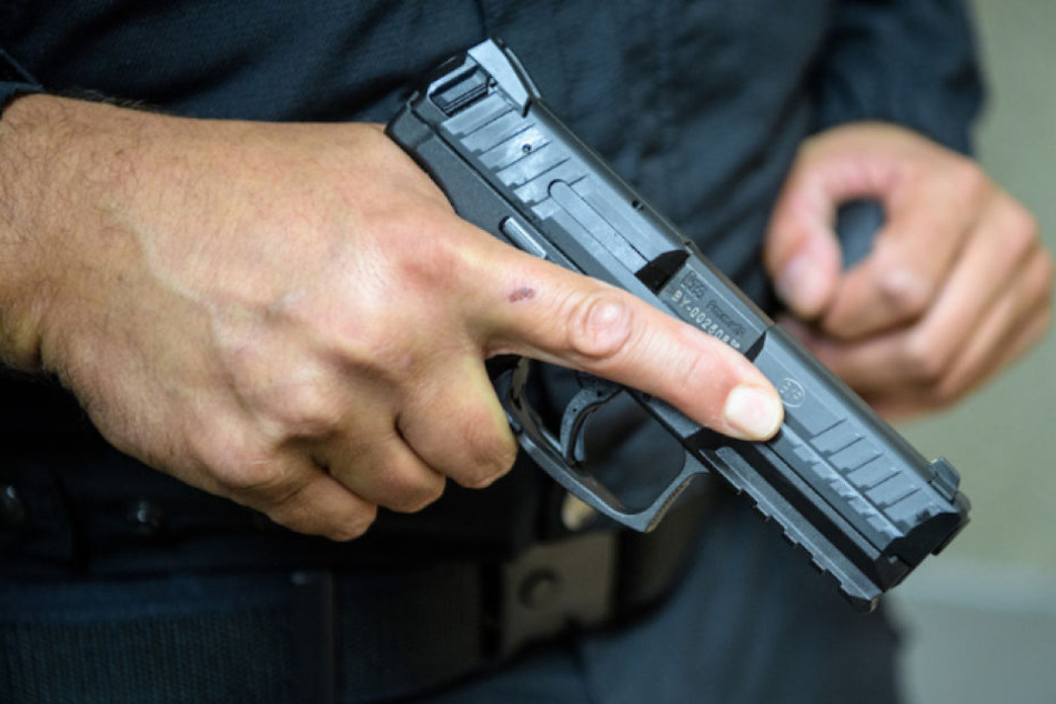 Nach einem Warnschuss setzten die Polizisten den Angreifer in Prenzlau gezielt außer Gefecht. (Symbolbild)