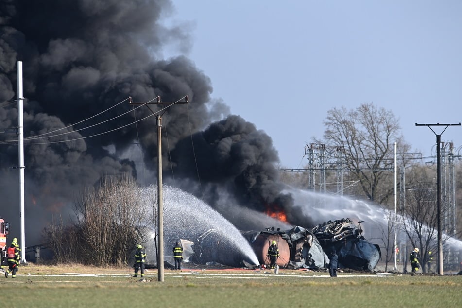 Die Feuerwehr während der Löscharbeiten: Das Unglück im Osten des Landes löste eine besondere Alarmstufe aus.