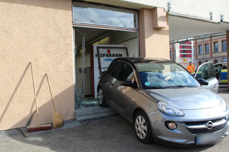 Die 86-Jährige fuhr rückwärts in diese Glasfront.