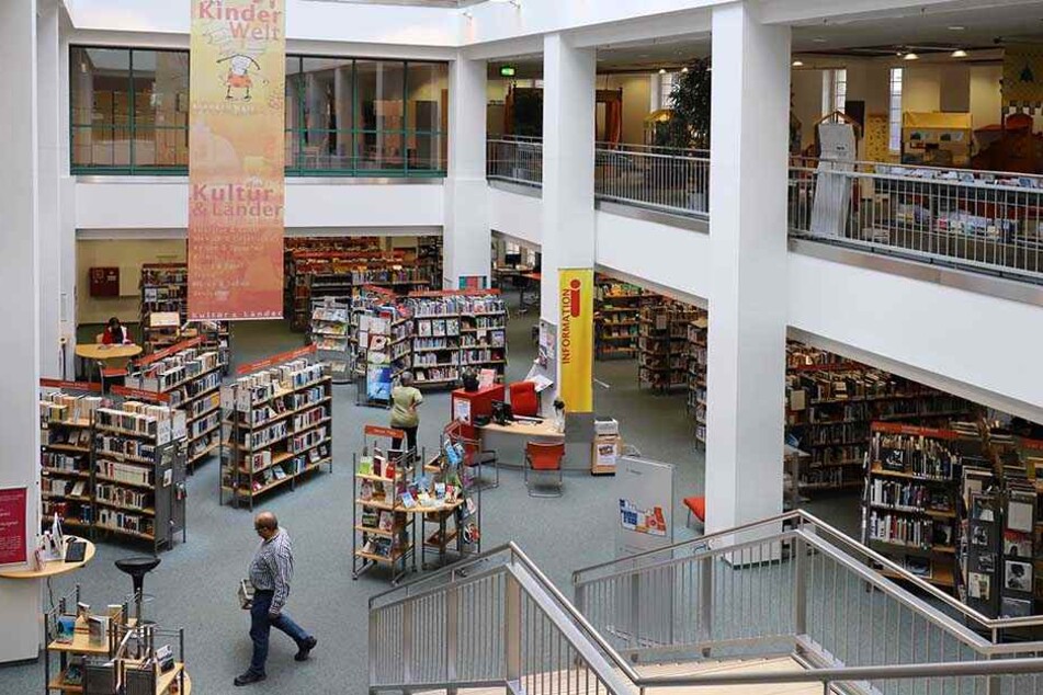 Bücher hoch stapeln: Die Stadtbibliothek befindet sich auf mehreren Etagen im Tietz (Moritzhof 20).