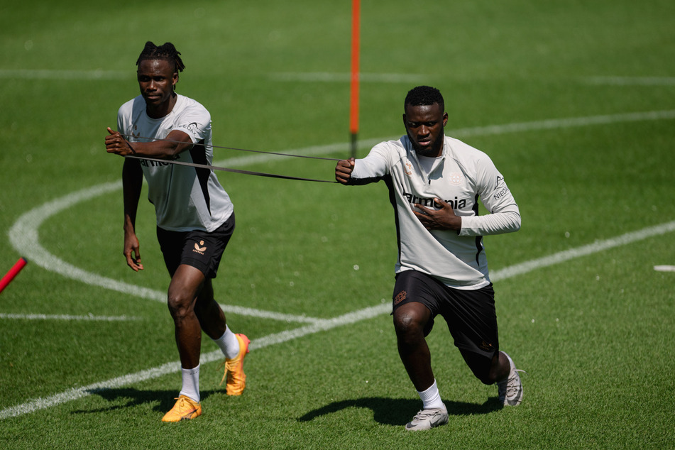 Angreifer Victor Boniface (23, r.) wurde lediglich für den DFB-Pokal gesperrt.