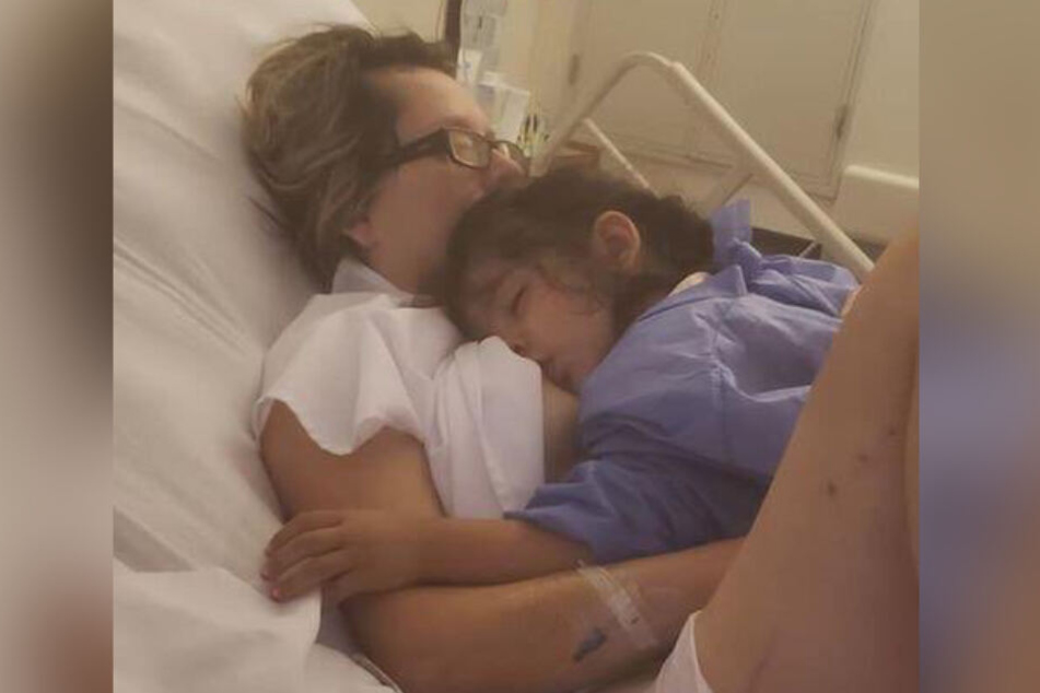 Maria Laura Ferreyra (42) stillt ihre kleine Tochter (2).