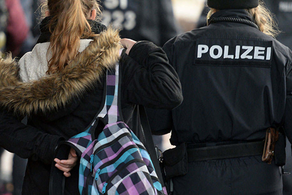 Schulen, Lehrer, Eltern und andere Zeugen sind angehalten, bei erneuter Sichtung umgehend den Notruf zu wählen. (Symbolbild)