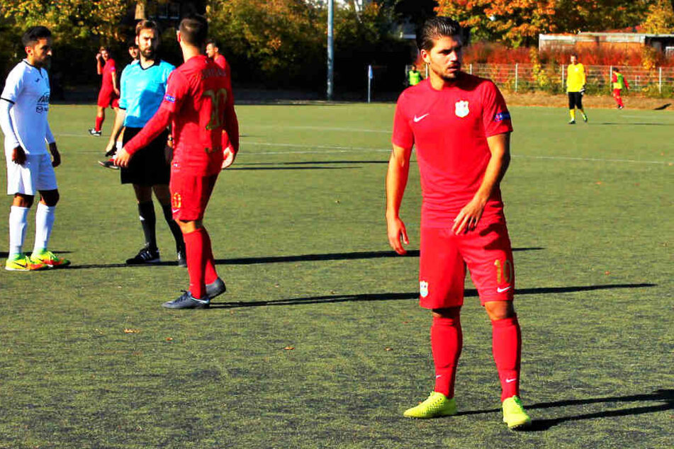 Nicht nur Neumann, auch Lennart Hartmann (r.), hier im Trikot von Berlin United, musste seine Profilaufbahn vorzeitig beenden. Er kickt aktuell in der 7. Liga unter "Icke" Häßler beim BFC Preußen.