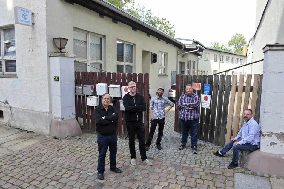 Hellfried Malech (68, v.l.), Mario Voigt (29), Josef Poldrack (35), Daniel Tauscher (34) und Thomas Bossack (49) kritisieren die Umwandlung des nördlichen Sonnenbergs in ein reines Wohngebiet.