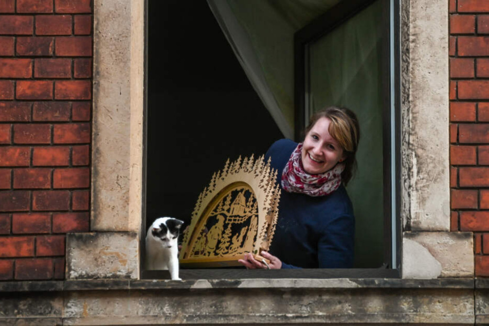 Anwohnerin Kathleen (33) räumt ihren Schwibbogen freiwillig weg. Katze Tilda beäugt das Geschehen kritisch.