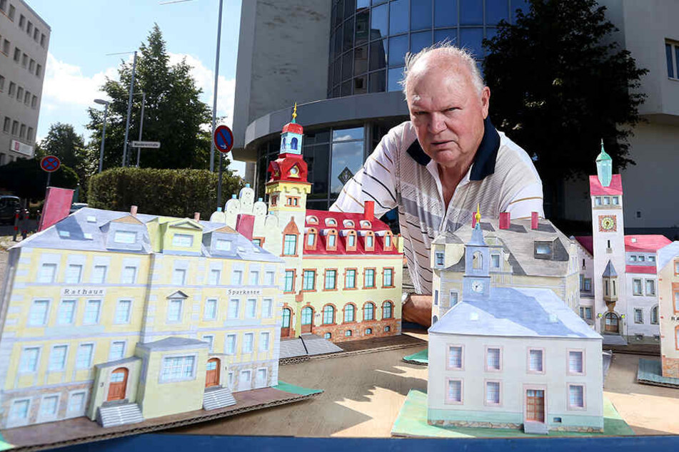 Mit Liebe fürs Detail: Erhard Hänel (78) hat zwölf ehemals eigenständige Rathäuser originalgetreu als Papiermodelle nachgebildet. Zu sehen sind sie im Solaris-Turm in der Neefestraße 88.