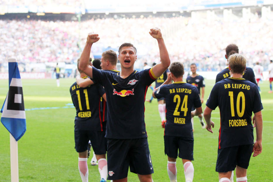 Willy Orban bejubelt seine Vorlage zum zwischenzeitlichen 2:0 beim Hamburger Sportverein. Die Partie endete 4:0 aus Sicht der Leipziger.