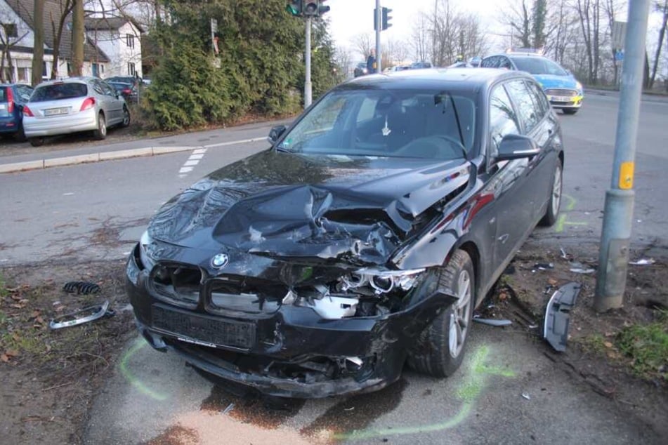Der BMW wurde erheblich beschädigt.