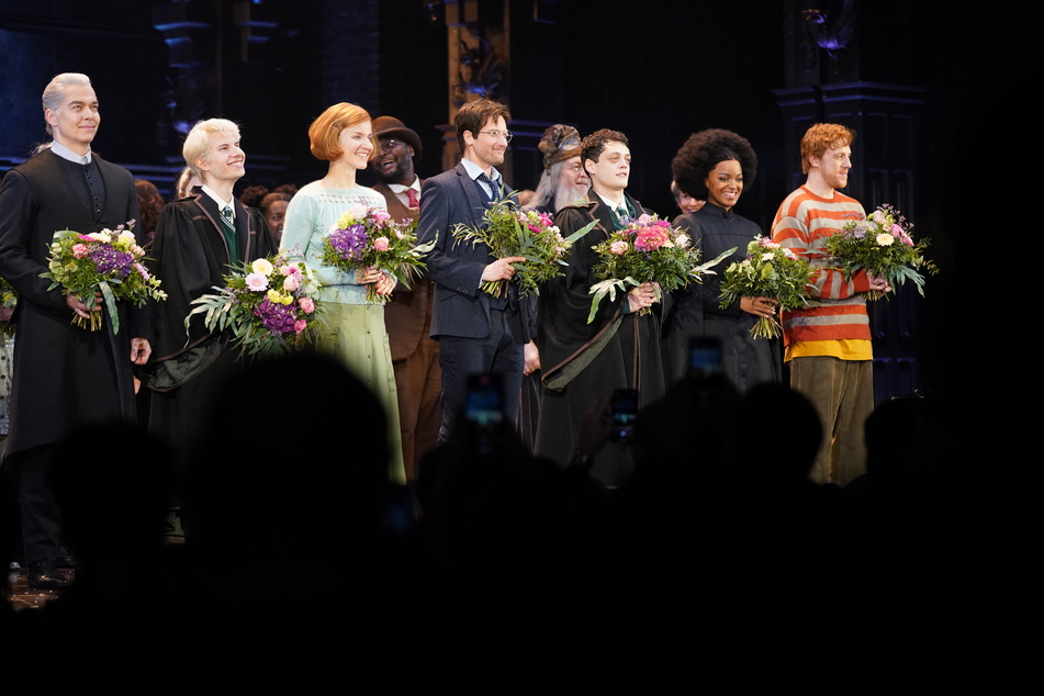 Die Schauspielerinnen und Schauspieler genießen die Standing Ovations zum Schlussapplaus der Premiere von "Harry Potter und das verwunschene Kind".
