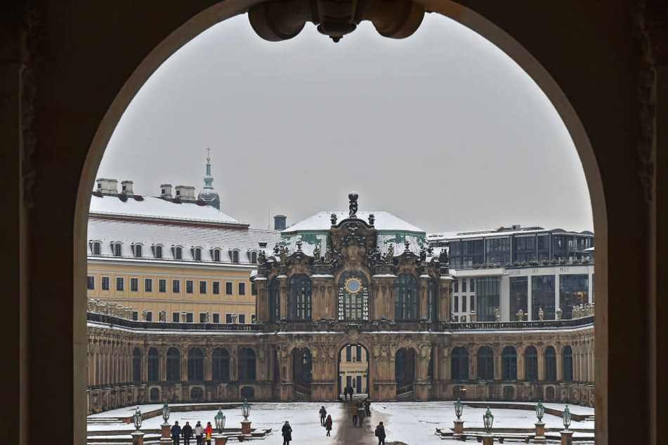 Blick aus dem neusanierten Wallpavillon in Richtung Glockenspiel.