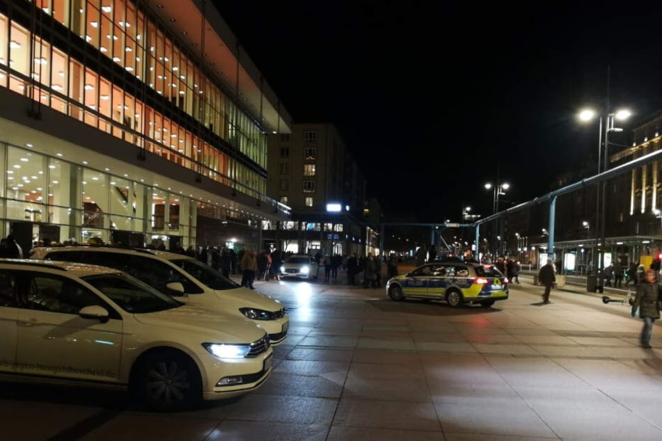 Die Aufführung im Kulturpalast musste unterbrochen werden, auch die Polizei kam vorbei.