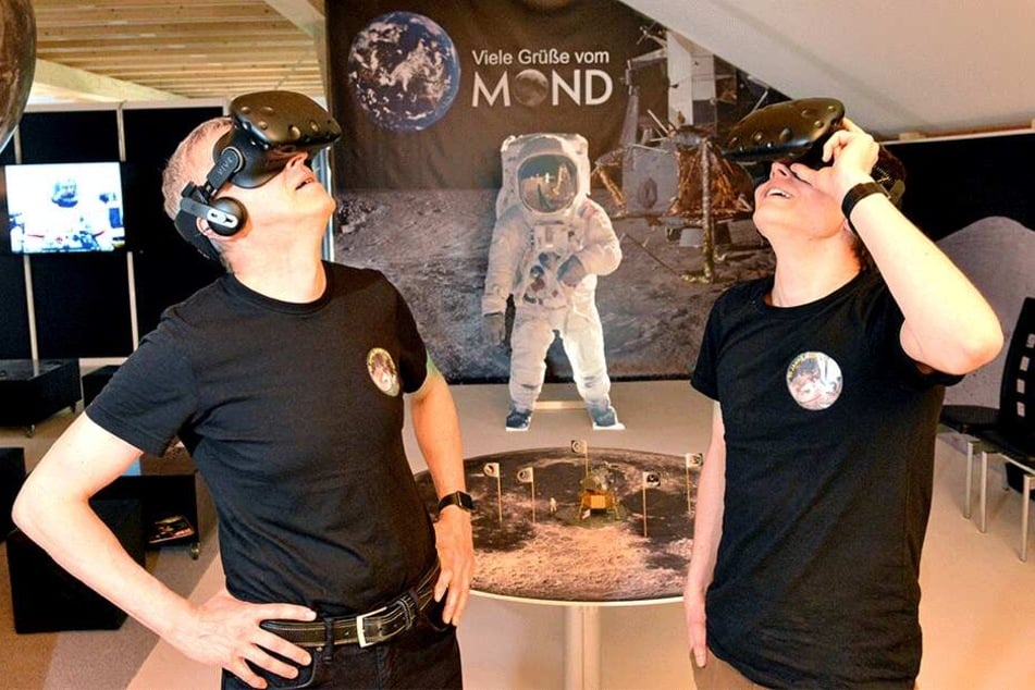 Männer im Mond: Auch Torsten Zimmermann (53, l.) und Sohn William Schubert (24) gönnen sich selbst gern den Apollo-Trip per VR-Brille.