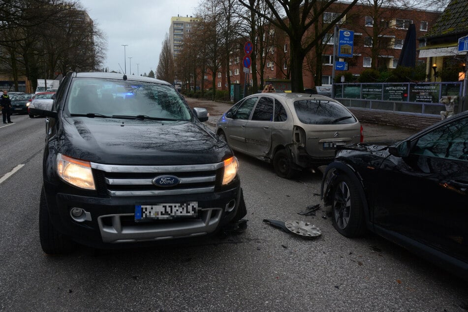 Drei weitere Autos wurden bei dem Crash in Hamburg-Jenfeld beschädigt.