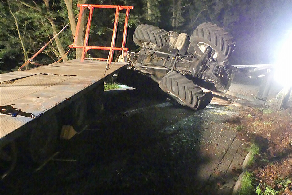 In der Kurve verlor der 17-Jährige die Kontrolle über den Traktor. Das Gefährt kippte und der Anhänger löste sich.