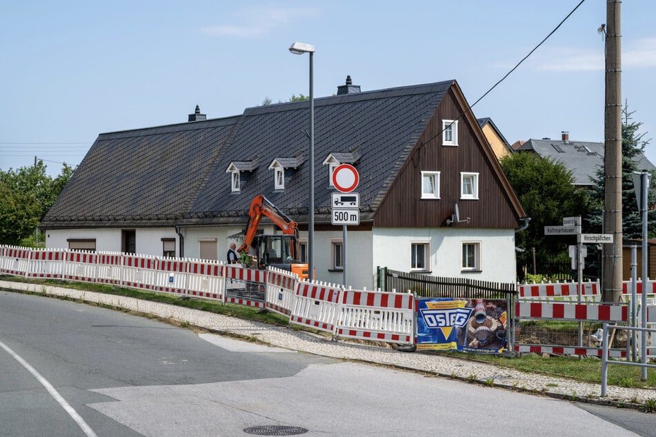 In diesem Haus lebt Rosemarie J. (85) und besaß legal eine Schreckschusswaffe zur Verteidigung (kleiner Waffenschein). Nach dem Pflaumenbaum-Drama wurde ihr die Pistole abgenommen.