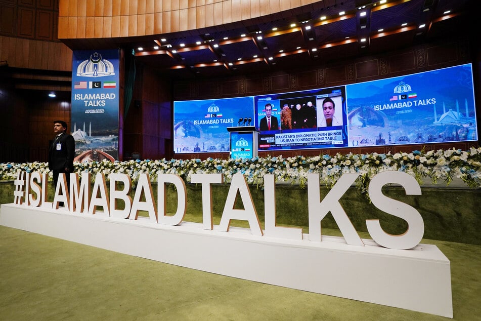 Der Schriftzug "#ISLAMABADTAKS" ist im Pressezentrum aufgestellt, das für die Medien im Rahmen der Gespräche zwischen den Vereinigten Staaten und dem Iran eingerichtet wurde.