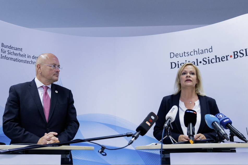 Nancy Faeser (52, SPD) hat den bisherigen Präsidenten des Bundesamtes für Sicherheit in der Informationstechnik (BSI), Arne Schönbohm (53) abberufen.