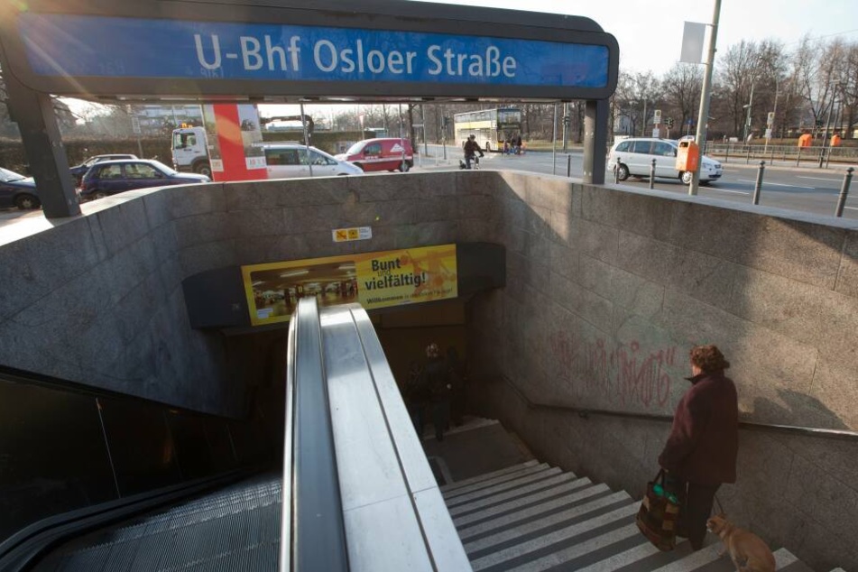 Ein Eingang zum U-Bahnhof Osloer Straße in Reinickendorf