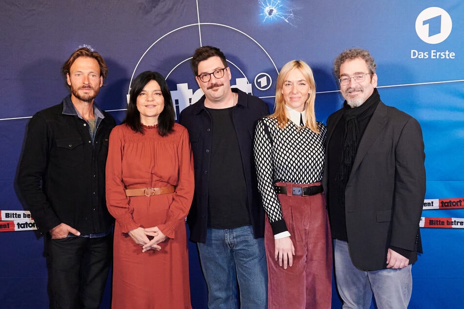 Die Schauspieler (v.l.n.r.) Andreas Pietschmann (53), Jasmin Tabatabai (55) und Stefan Schaller (40) waren mit Regisseurin Kim Riedle (41) und Drehbuchautor Erol Yesilkaya (46) bei der Preview zum rbb-Tatort "Das Opfer“ (ARD).