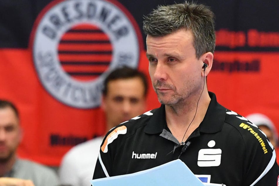 Sollte der Trainer Rückfragen haben, kann er seinen Experten kontaktieren und bekommt die Antworten aufs Ohr.