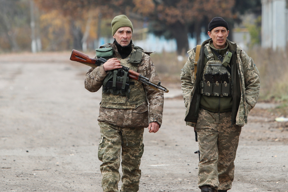 Zwei ukrainische Soldaten patrouillieren im Gebiet Cherson.