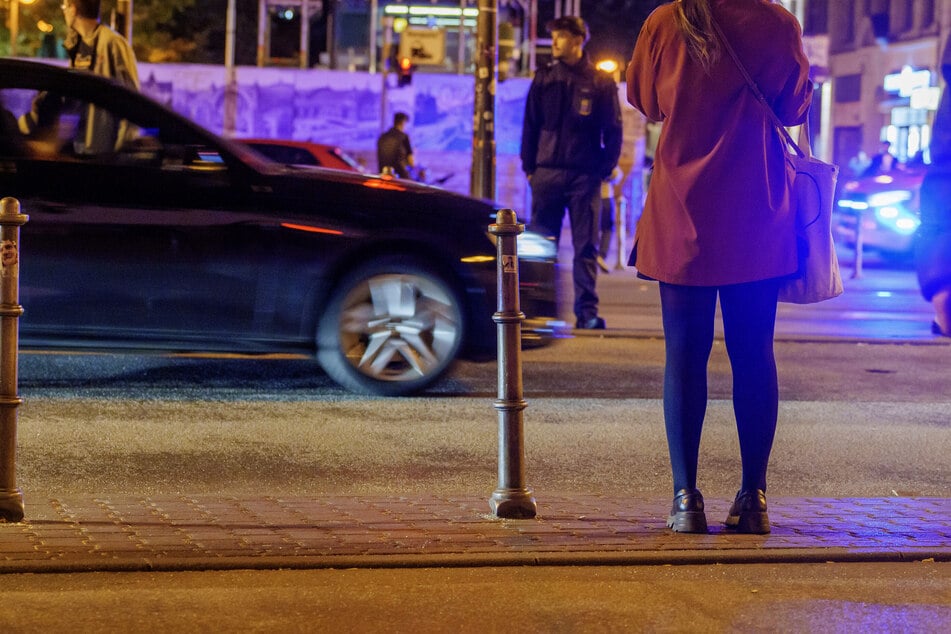 Gerade nachts fühlen sich Frauen oft unsicher: Mit Gutscheinen für die Taxi-Fahrt nach Hause will die Stadt Köln nun helfen. (Symbolbild)