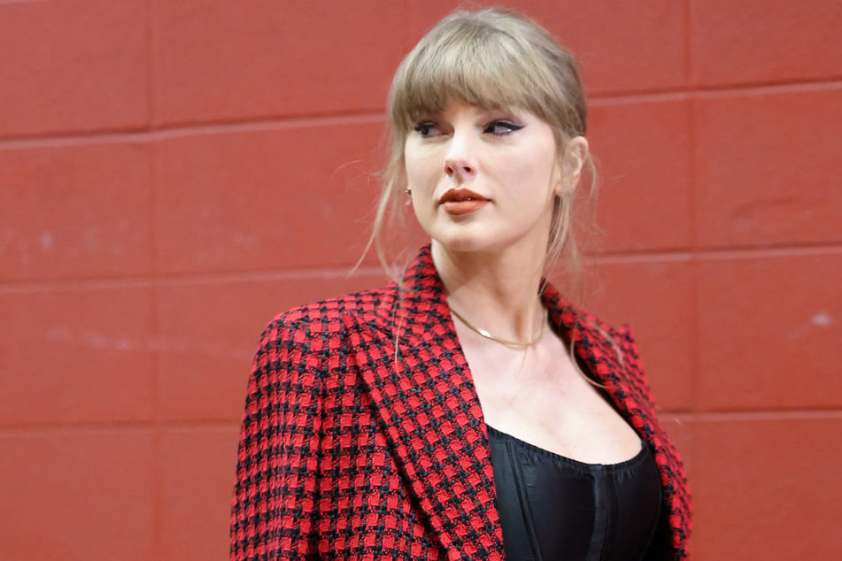 Taylor Swift intervened when a security guard got a little aggressive with the media.