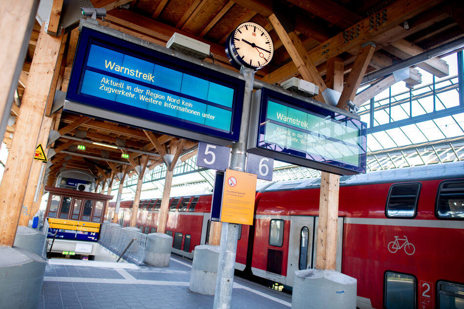 Nachdem der Bahnverkehr in Sachsen-Anhalt wegen dem Warnstreik in den Morgenstunden lahmgelegt wurde, rollen die Züge nun wieder an. (Symbolbild)