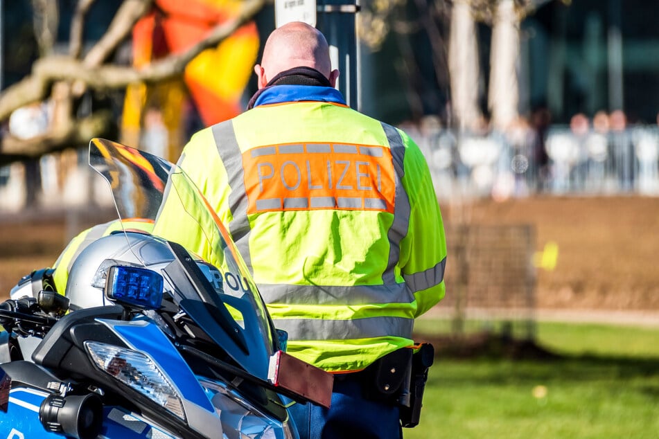 Autofahrer lässt Ladung von Beifahrerin "sichern": Als Zeugen eingreifen, lacht er sie aus