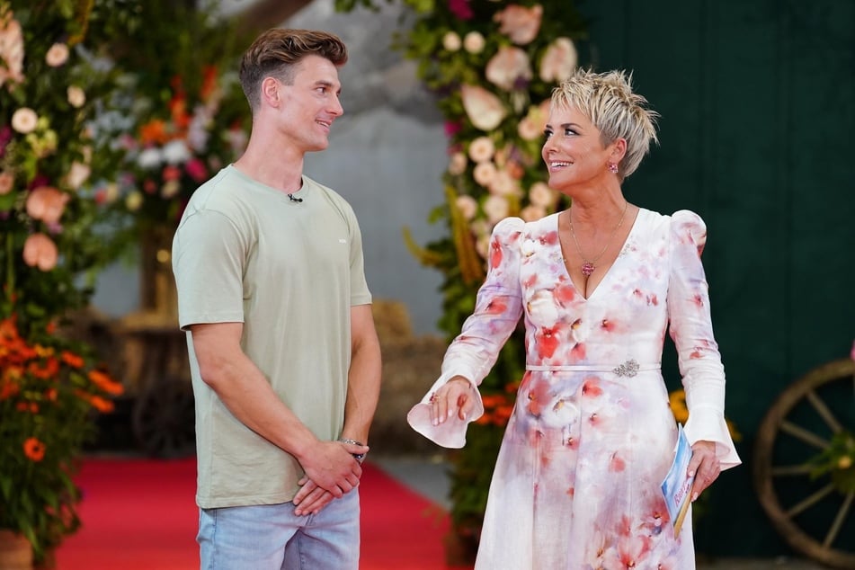 Landwirt Friedrich Dieckmann (29) möchte bei "Bauer sucht Frau" mithilfe von Inka Bause (56) die Frau fürs Leben finden