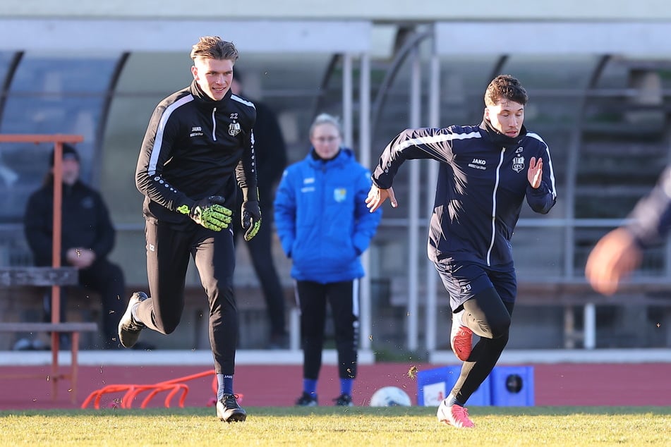 Beim Trainingsstart war er endlich wieder dabei und die Leidenszeit vorbei: Tom Baumgart (27, r.), hier im Sprintduell mit Keeper David Wunsch (21).