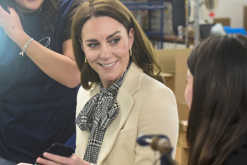 La princesa Kate (43) visitó una fábrica textil en Gales.