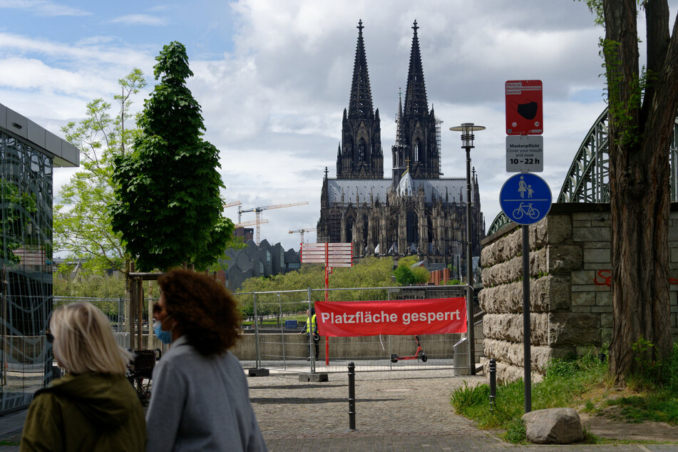 Trotz sinkender Fallzahlen hat die Stadt Köln den Rheinboulevard am Deutzer Rheinufer am Sonntag gesperrt.